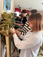 В Доме культуры продолжают плести маскировочные сети для бойцов СВО