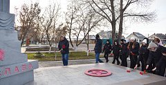 В п. Михайловский в День Героев Отечества возложили цветы к Обелиску