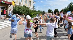 В МО п. Михайловский состоялась праздничная музыкально-игровая программа «Радужное детство!»