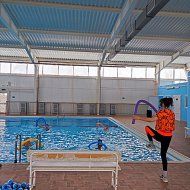 В бассейне «Дельфин» муниципального образования п. Михайловский продолжаются занятия по аквааэробике
