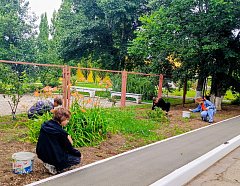 В поселке Михайловский продолжает свою работу школьная трудовая бригада