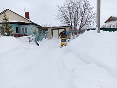 Социальная практика «Замечательный сосед» помогает жителям в расчистке от снега