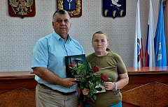 Сестре погибшего участника СВО и директору школы вручены Книги памяти