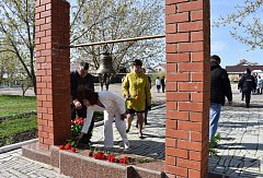В п. Михайловский состоялась церемония возложения цветов к памятнику участникам локальных войн и участникам ликвидации аварии на ЧАЭС