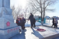 В поселке Михайловский состоялось возложение цветов к Обелиску