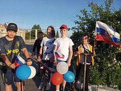 В честь Дня России в поселке Михайловский прошел пробег на самокатах и велосипедах