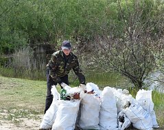 Во  время акции «Чистый берег» волонтёры навели порядок на берегах пруда п. Михайловский
