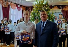 Глава муниципального образования поздравил отличников михайловской школы