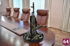 Саратовские участники СВО сделали скульптуру из оружия