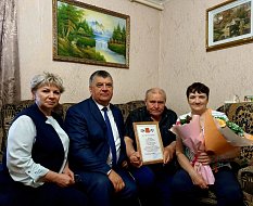 Глава муниципального образования поздравил семью Бычковых с 55-летним юбилеем совместной жизни 