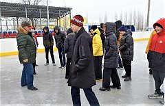 В п. Михайловский идет подготовка хоккейной коробки для зимних видов спорта